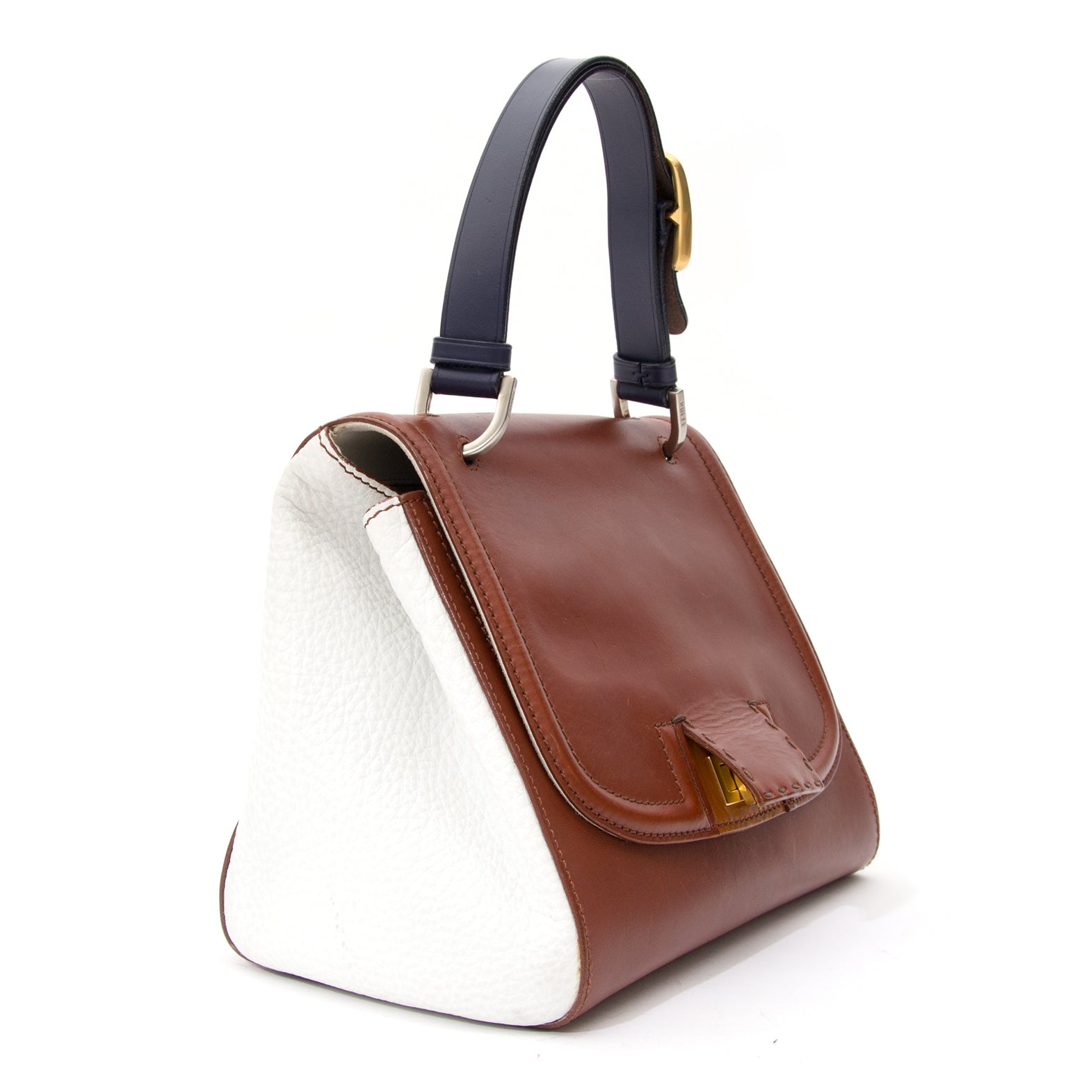 Fendi Structured Top Handle Bag Color Block Voor designer merken zoals Louis Vuitton, Hermes, Chanel, Delvaux en anderen bezoek de online platform Labellov. De website biedt een veilige en betrouwbare platform voor het kopen en verkopen van nieuwe en twee