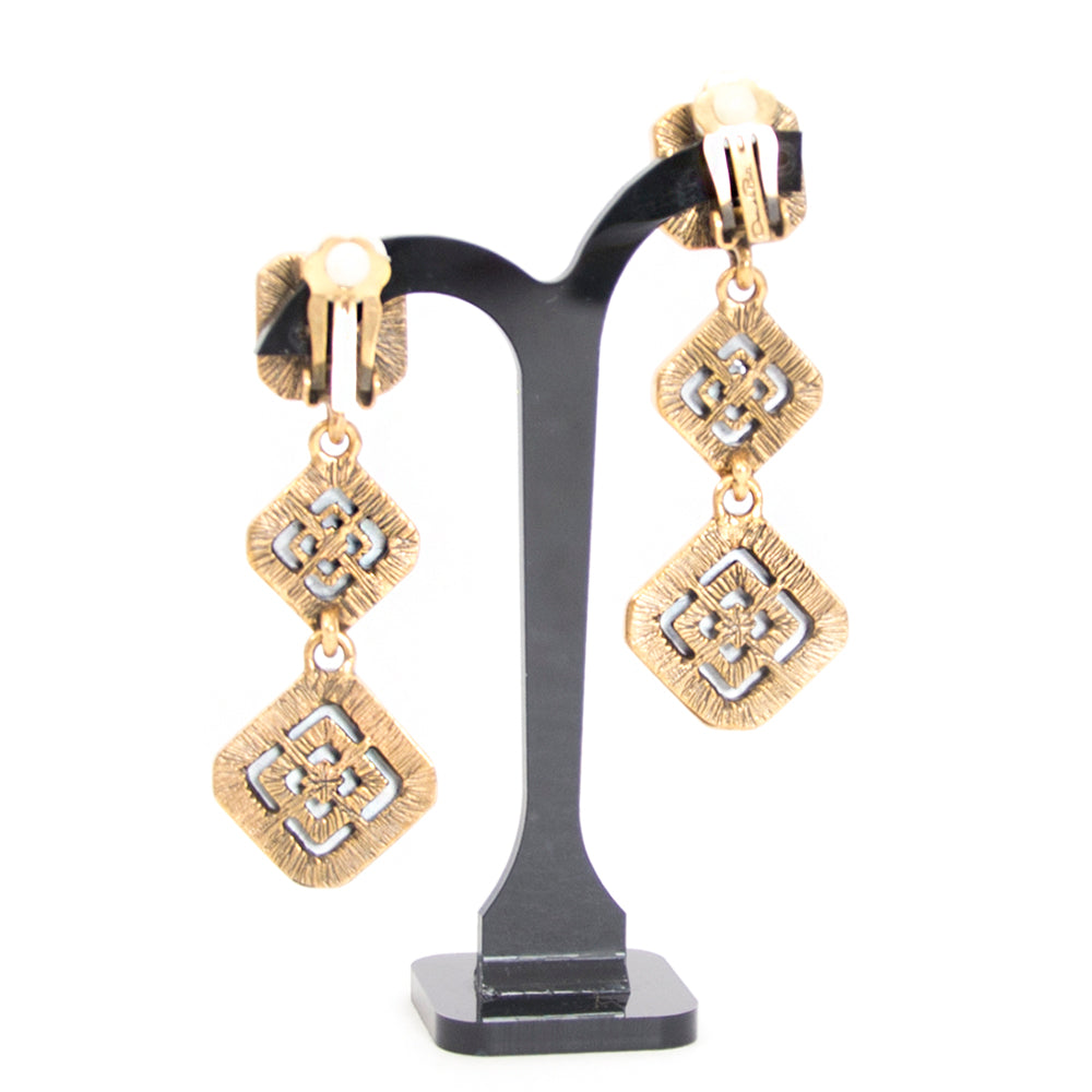 Oscar De La Renta Tricolor Clip On Earrings te koop