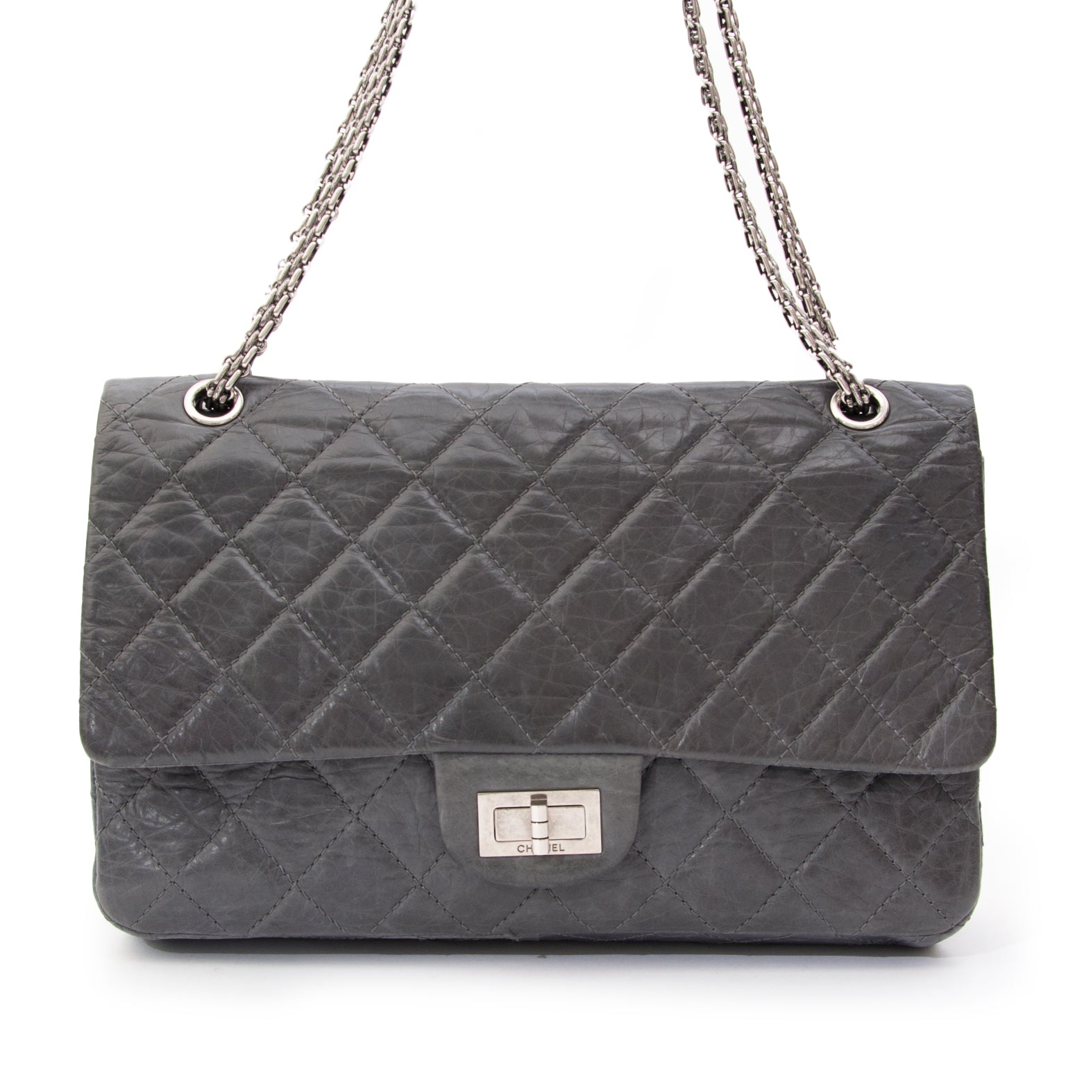 Preowned authentic Chanel 2.55 Quilted Lambskin Classic Flap Bag. Labellov provides a platform to buy and sell preloved secondhand luxury designer goods. Labellov biedt een platform voor het kopen en verkopen van authentieke tweedehands luxe tassen.