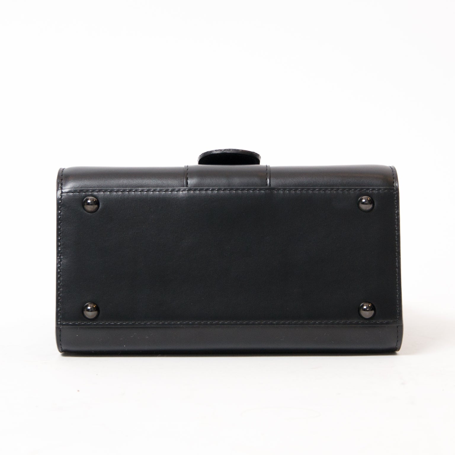 shop safe occasion second hand vintage Delvaux brillant like new worldwide shipping webshop Labellov