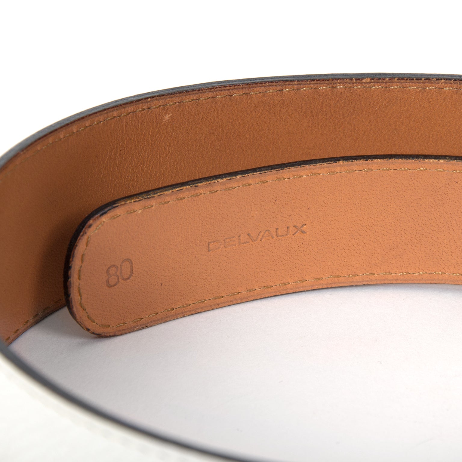 koop veilig online aan de beste prijs Delvaux wit en gouden cirkel ronde ceinture.