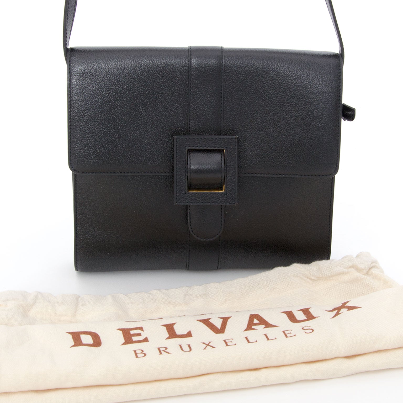 Our Belgian Designers designed this classic model by Delvaux. This cross body black bag has a magnectic button closure and adjustable shoulder straps. The interior is simpel and in camel suede. Beauty in his simplicity, Audrey Hepburn would know what do.