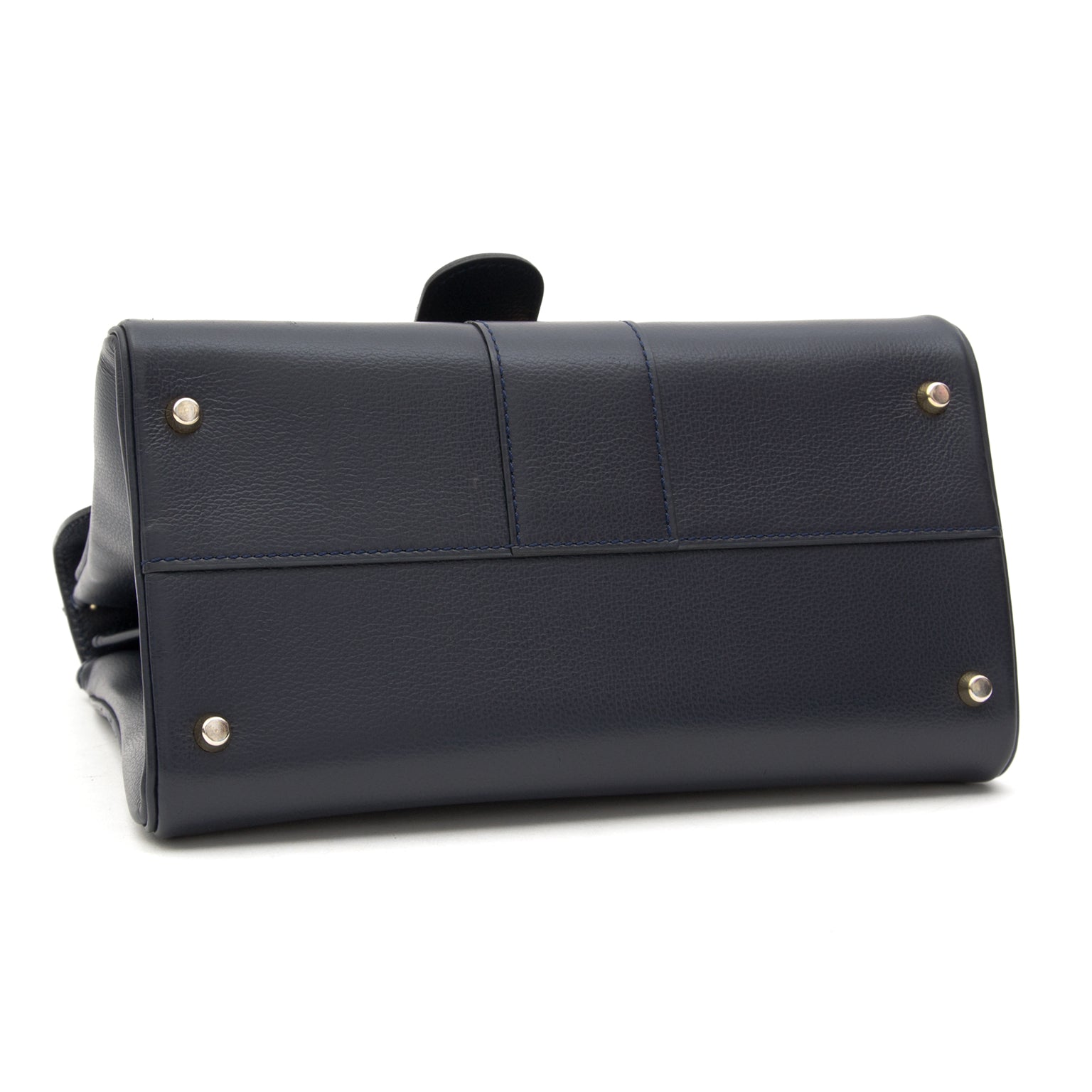 Koop en verkoop uw Delvaux handtas aan de beste prijs bij Labellov Antwerpen.