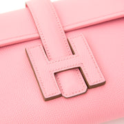 Hermès Jige pochette or clutchin cheerful 'Rose Confetti' pink color. Made from durable and finely grained Swift leather. Easily fits all your essentials for a classic occasion or a night out of town.