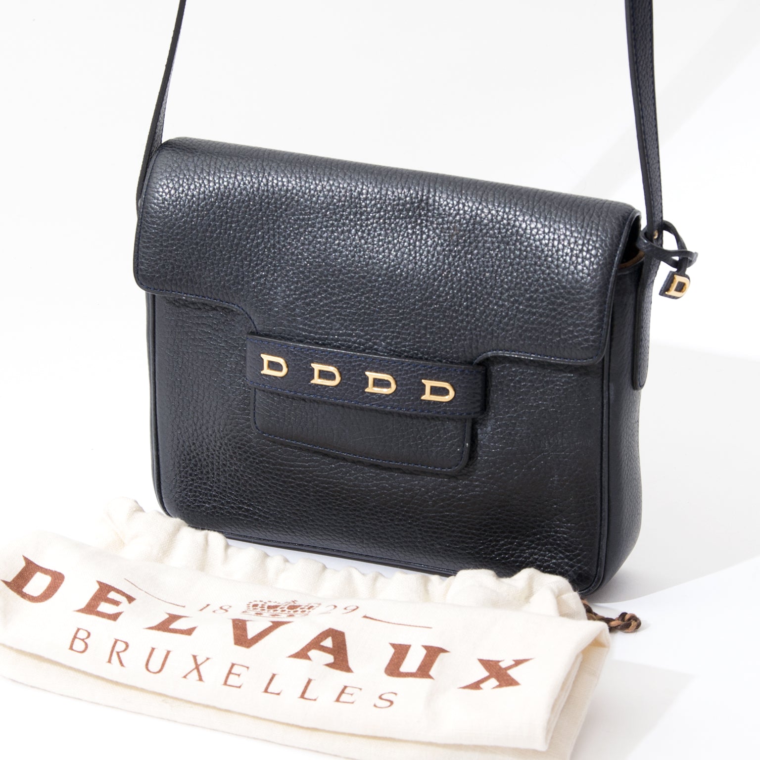 Vintage Delvaux Messenger Flap Bag Blue Marine. Labellov provides a platform to buy and sell preloved secondhand luxury designer goods. Koop en verkoop deisgner fashion en items online.