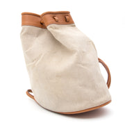 Delvaux Togaie Sahara Canvas Bucket Bag Voor meer vintage tweedehands en nieuwe luxe tassen, bezoek Labellov. De online platform biedt een wijde selectie aan authentieke designer merken met de juiste prijs.