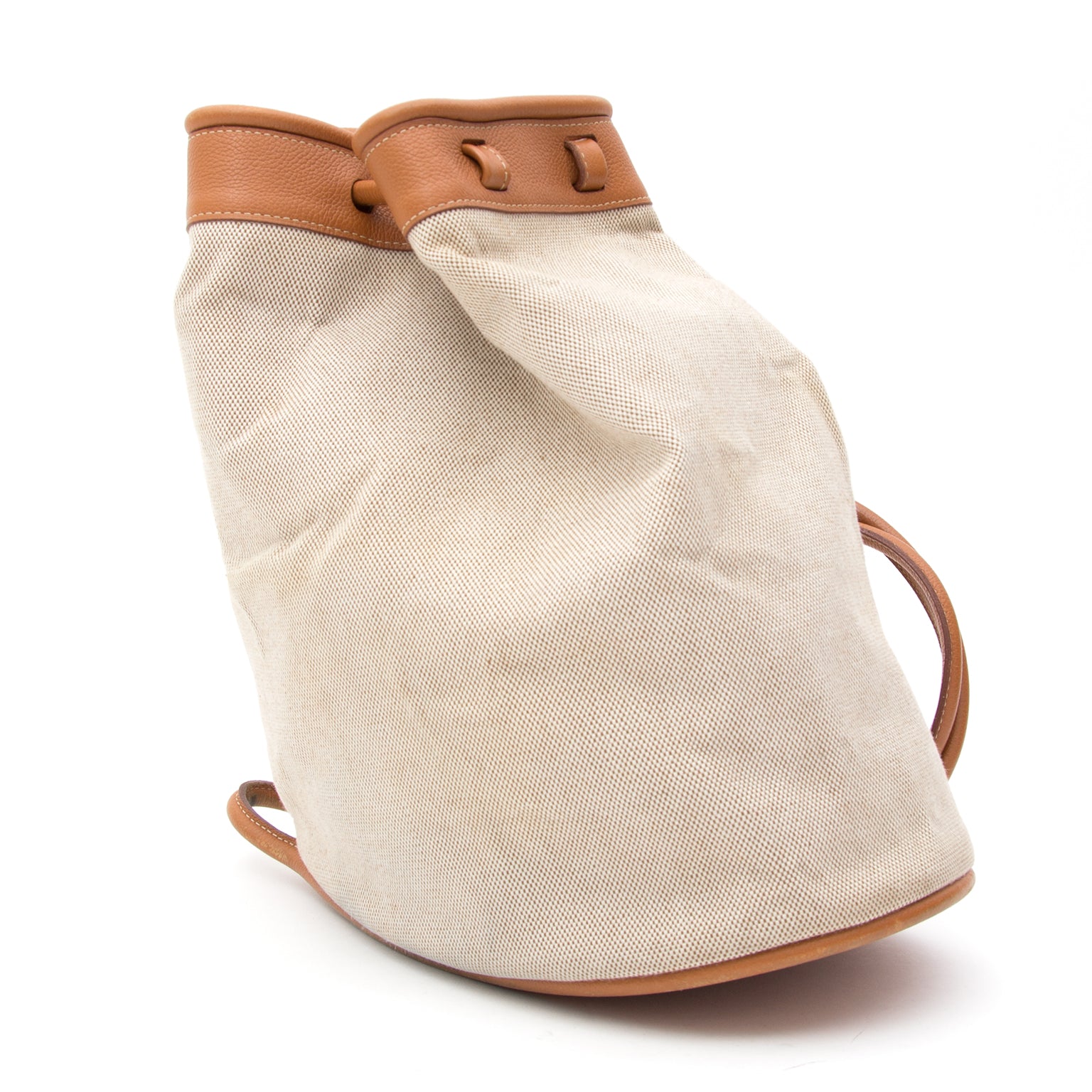 Delvaux Togaie Sahara Canvas Bucket Bag Voor meer vintage tweedehands en nieuwe luxe tassen, bezoek Labellov. De online platform biedt een wijde selectie aan authentieke designer merken met de juiste prijs.
