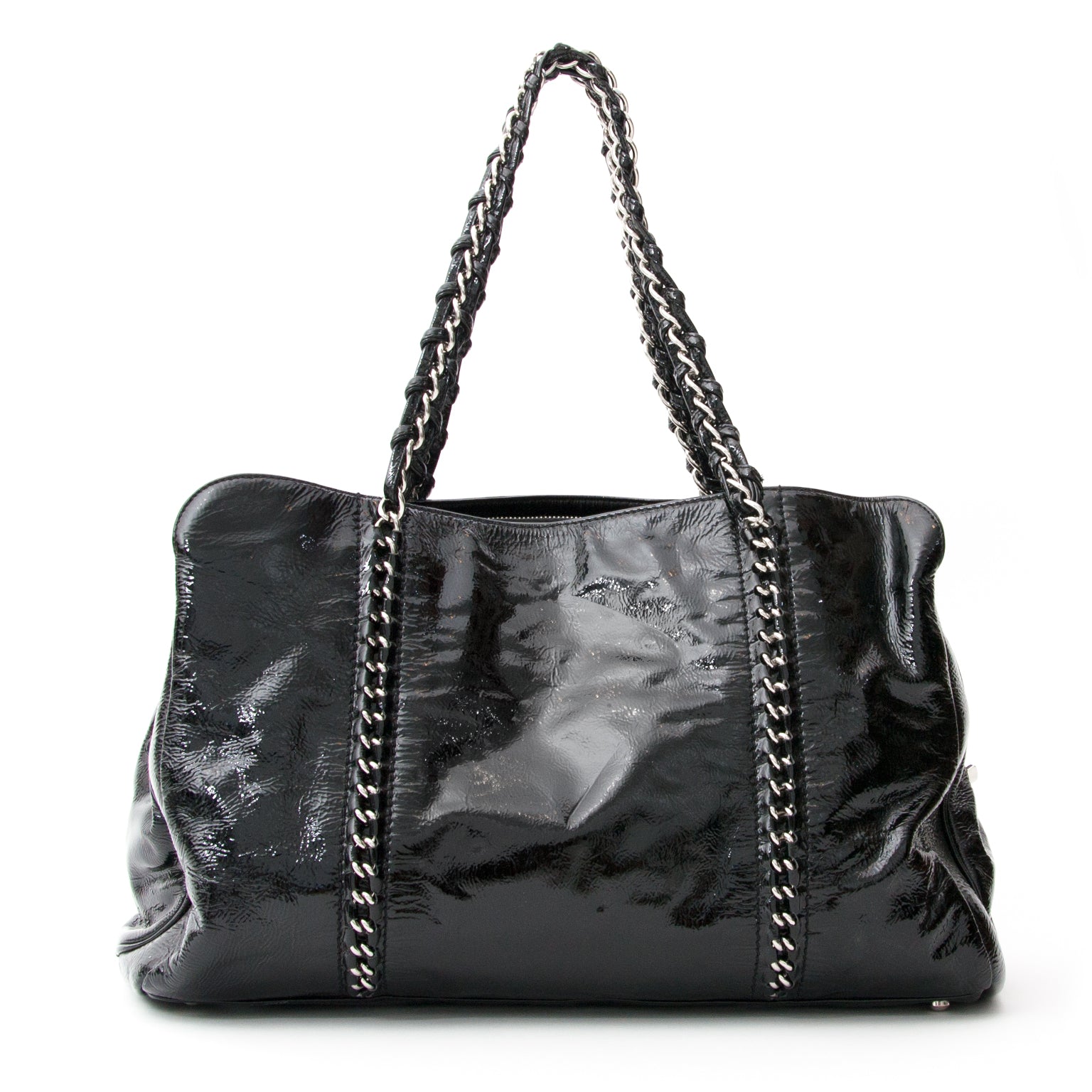 Preowned Chanel Patent Luxe Ligne Tota Bag. Authentic secondhand designer bags at LabelLOV webshop. Safe and secure luxury vintage shoppen. Tweedehands luxe merken online aan de juiste prijs.