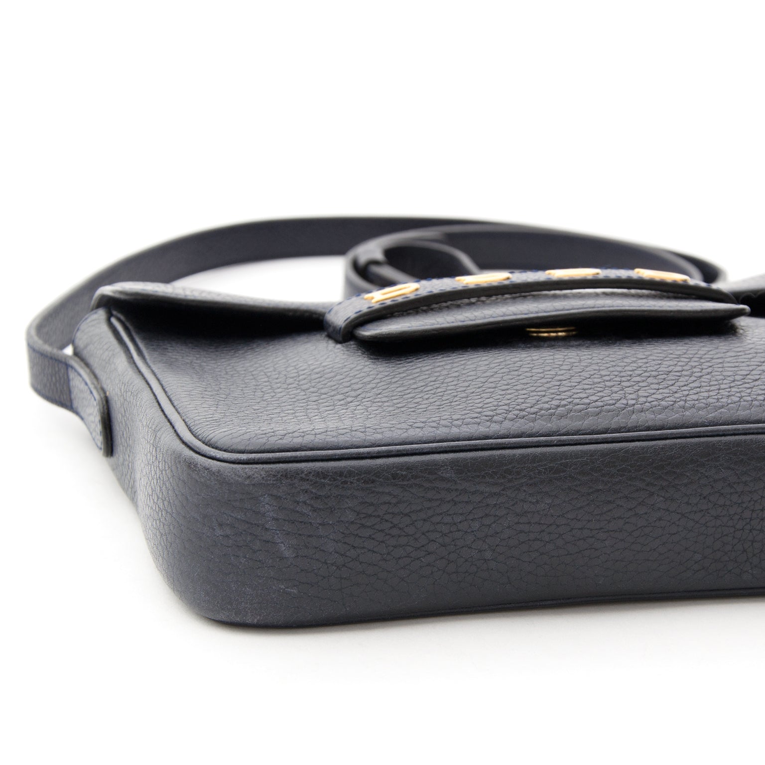 Delvaux Messenger Flap Bag Blue Marine Labellov provides a platform to buy and sell preloved secondhand luxury designer goods. Koop en verkoop deisgner fashion en items online.