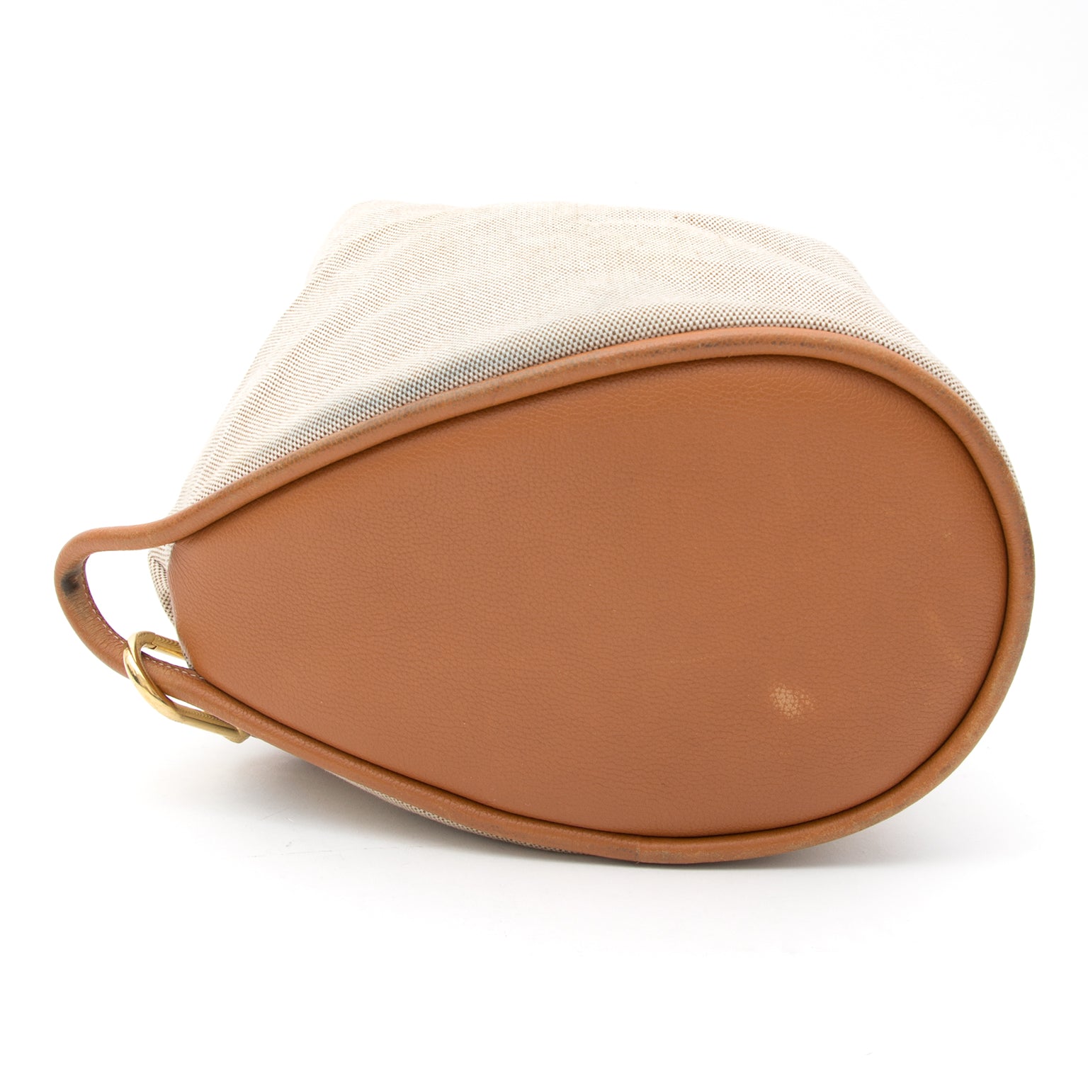 Delvaux Togaie Sahara Canvas Bucket Bag Koop en verkoop deisgner fashion en items online.