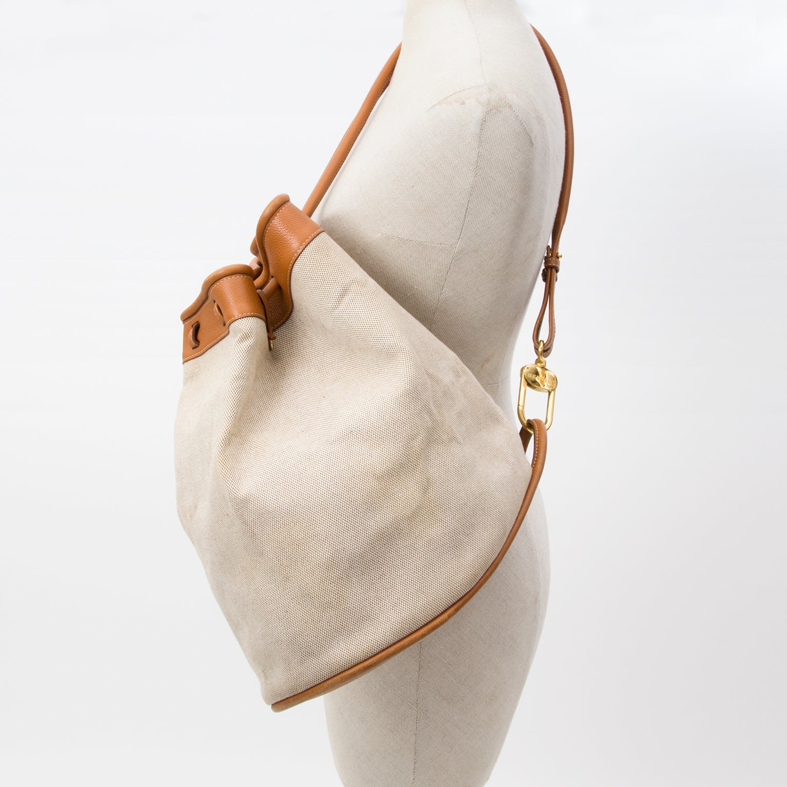 Delvaux Togaie Sahara Canvas Bucket Bag. Labellov provides a platform to buy and sell preloved secondhand luxury designer goods. Koop en verkoop deisgner fashion en items online.