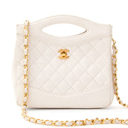 Preowned Chanel Cream Lambskin Crossbody Clutch. Labellov offers a wide selection of new and preloved luxury handbag. Visit the platform for a safe and secure shopping experience, Labellov biedt een ruime selectie aan tweedehands Chanel Belt