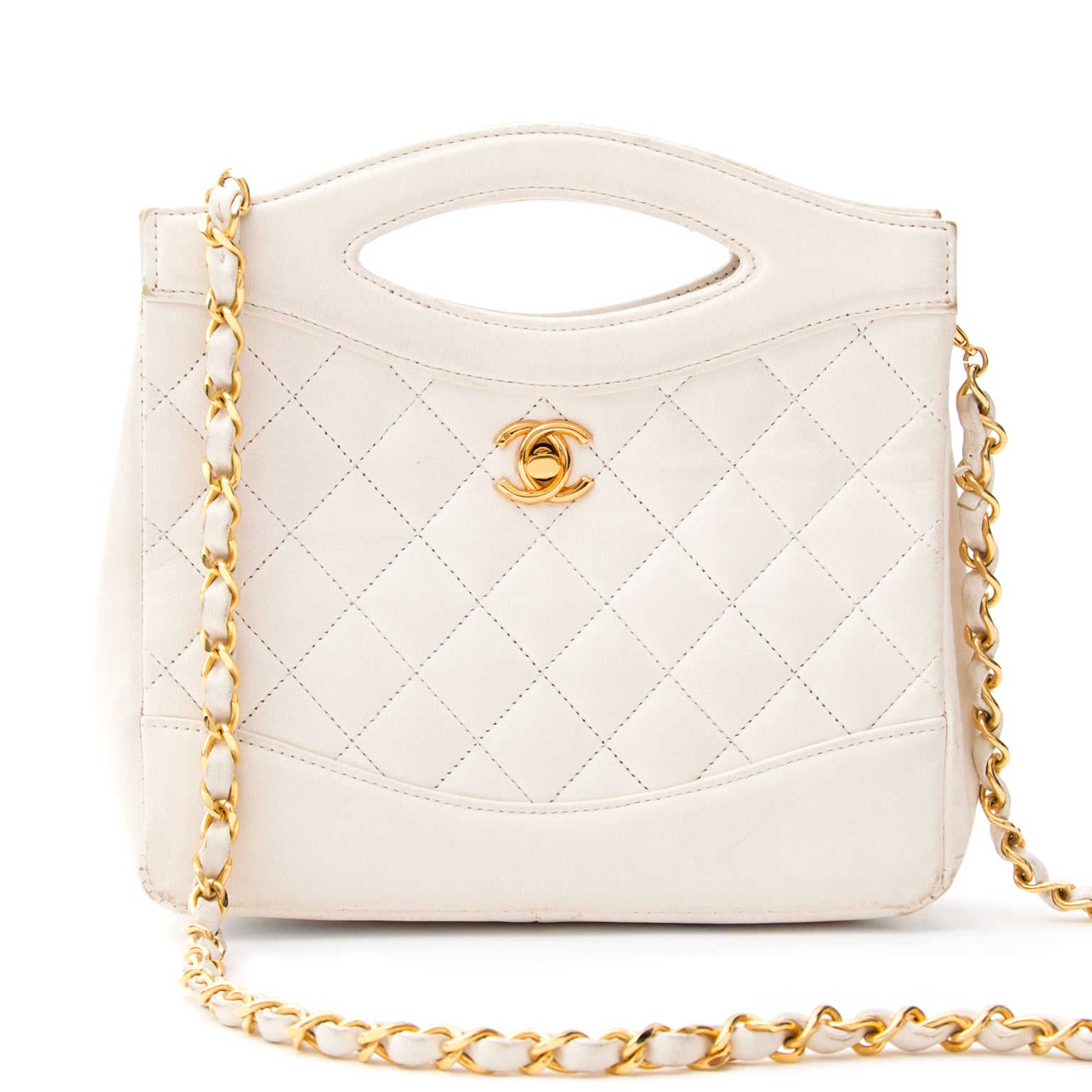 Preowned Chanel Cream Lambskin Crossbody Clutch. Labellov offers a wide selection of new and preloved luxury handbag. Visit the platform for a safe and secure shopping experience, Labellov biedt een ruime selectie aan tweedehands Chanel Belt