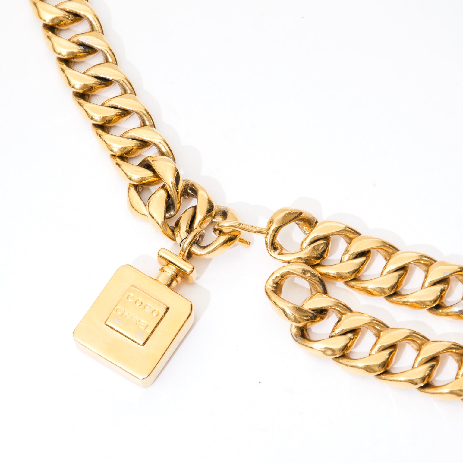 Chanel Gold Parfum Chain Belt. Labellov offers a wide selection of new and preloved luxury handbag. Visit the platform for a safe and secure shopping experience, Labellov biedt een ruime selectie aan tweedehands Chanel Belt