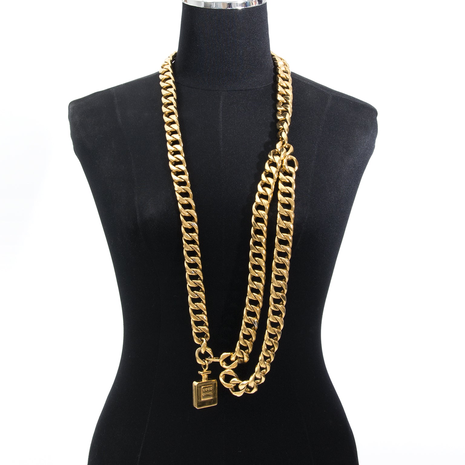 This Chanel Gold chain belt with parfum charm will make any outfit complete. achete en ligne accessoire authentiques chanel ceinture en or