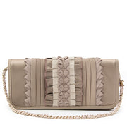 Chanel Silk Ruffle Clutch een tweedehands webshop uit Antwerpen, België. Seconde main et occasion vintage boutique.