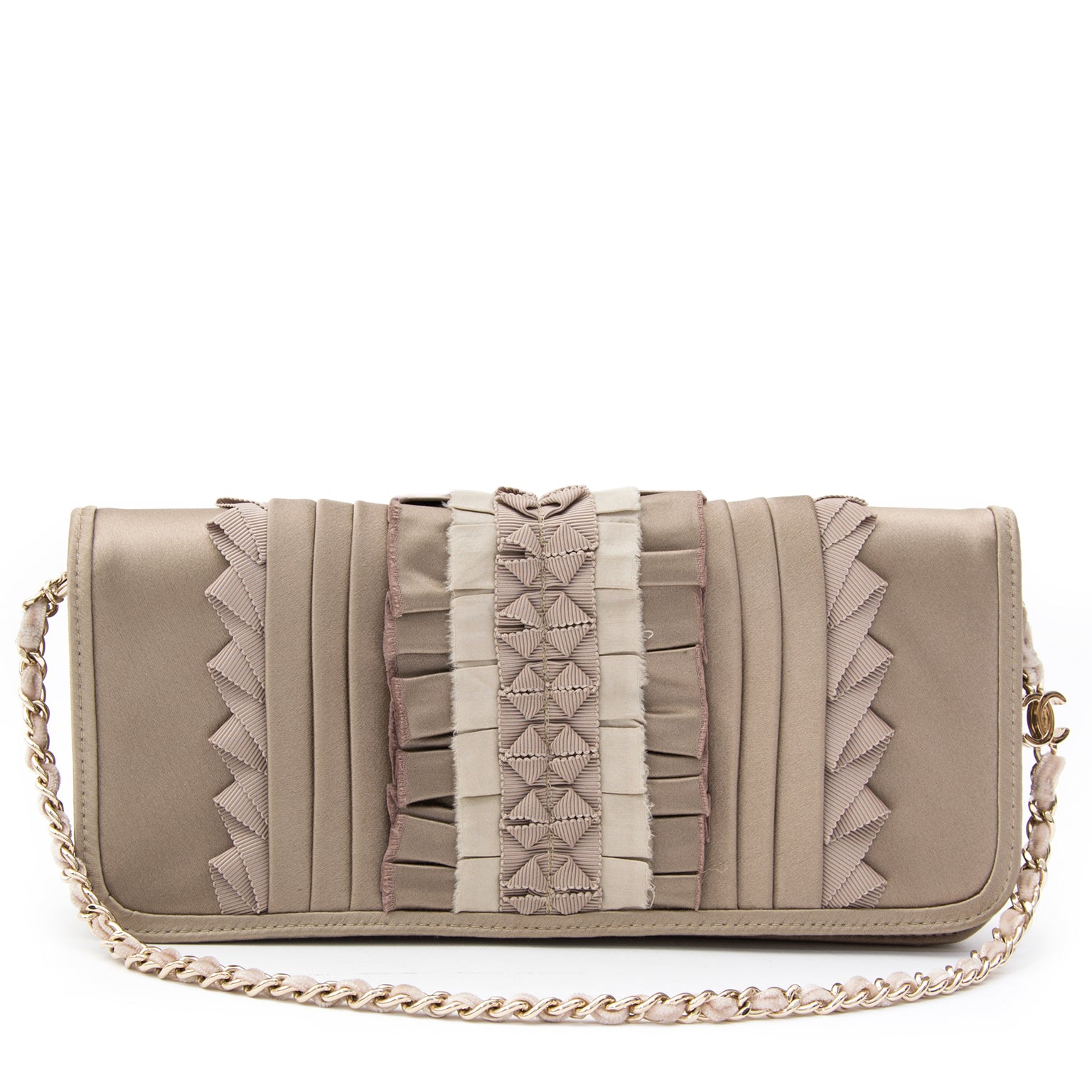 Chanel Silk Ruffle Clutch een tweedehands webshop uit Antwerpen, België. Seconde main et occasion vintage boutique.