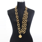 Chanel Gold Toned Chain Belt With CC Charm Chanel Gold Parfum Chain Belt. Labellov offers a wide selection of new and preloved luxury handbag. Visit the platform for a safe and secure shopping experience, Labellov biedt een ruime selectie aan tweedehands