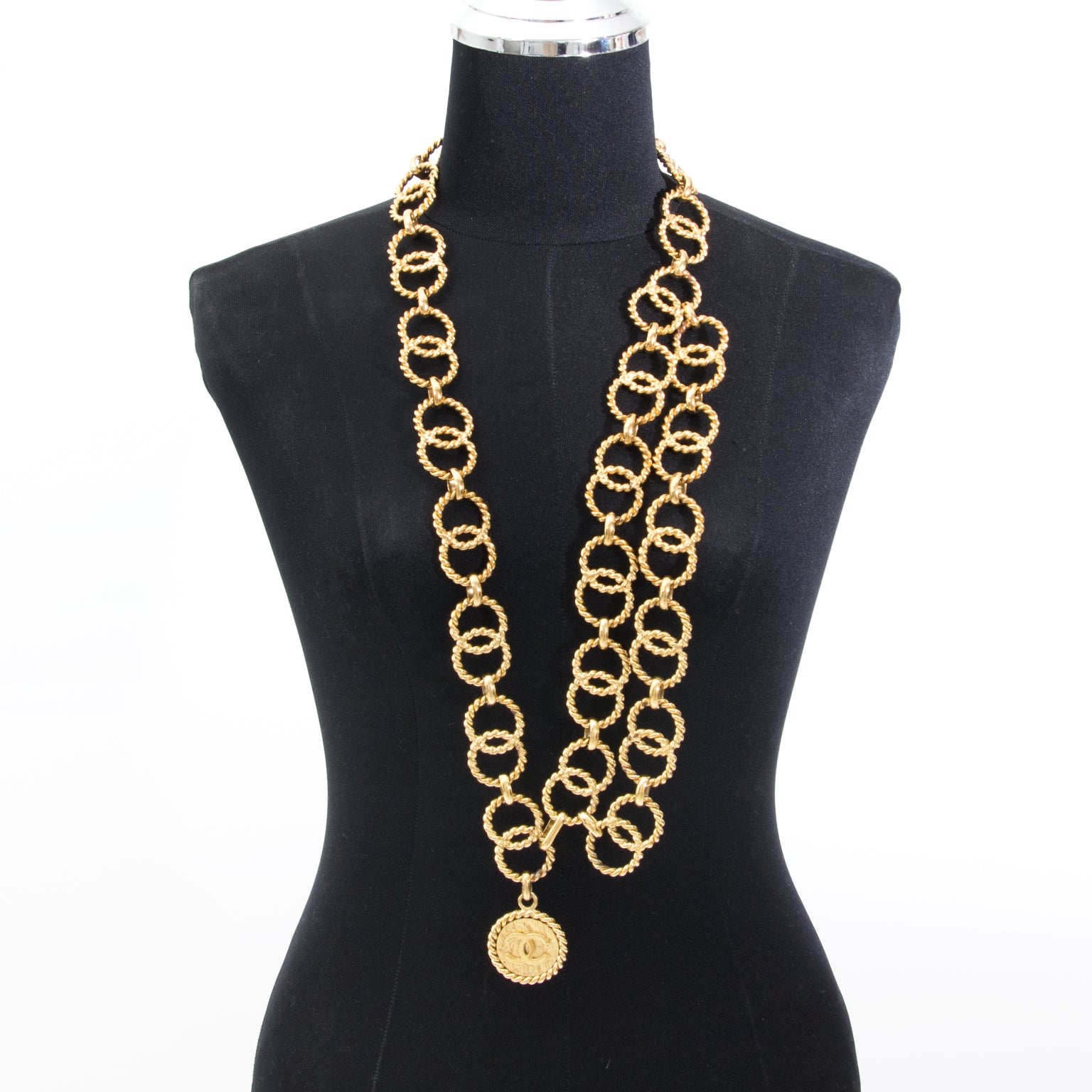 Chanel Gold Toned Chain Belt With CC Charm Chanel Gold Parfum Chain Belt. Labellov offers a wide selection of new and preloved luxury handbag. Visit the platform for a safe and secure shopping experience, Labellov biedt een ruime selectie aan tweedehands