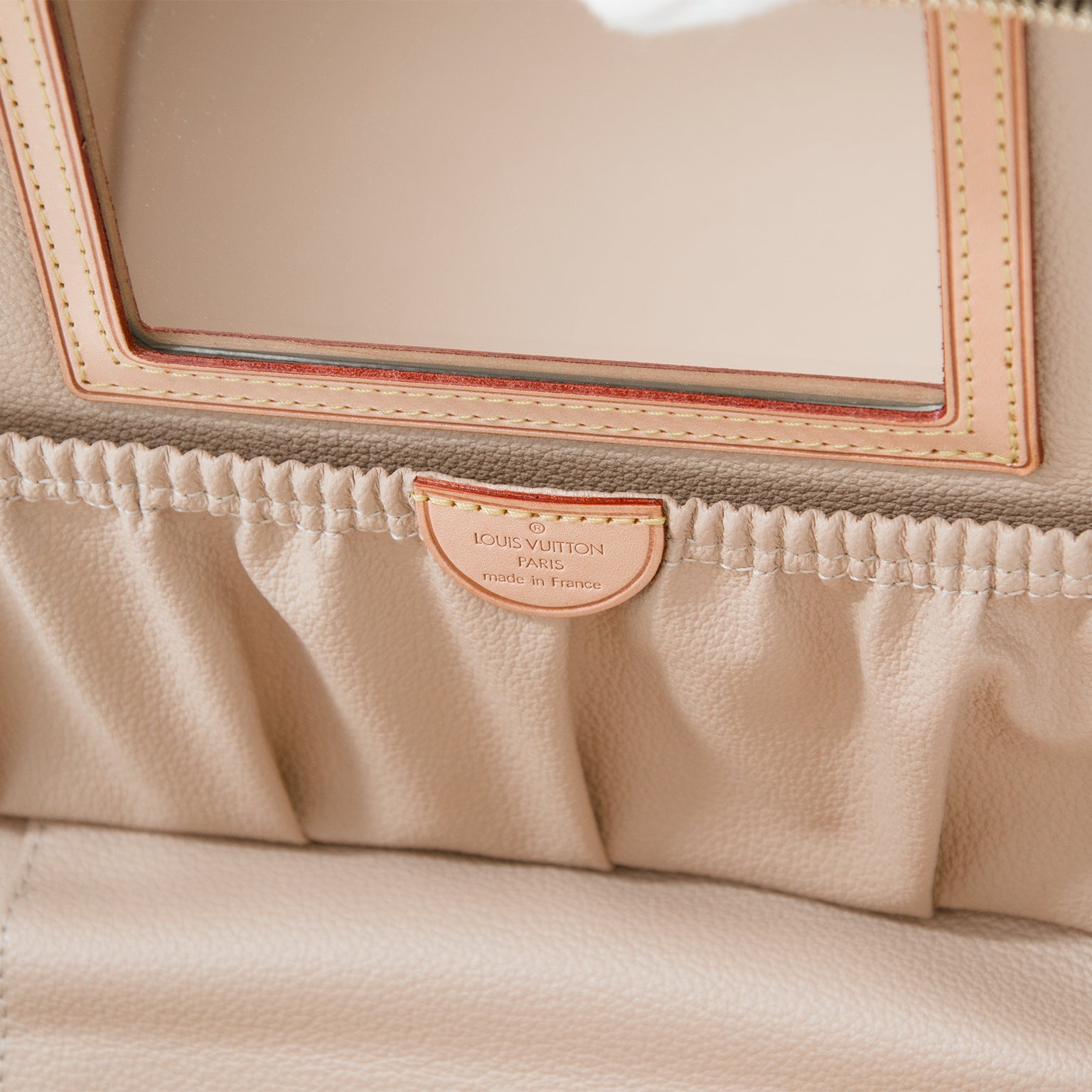 Louis Vuitton Monogram NICE Cosmetic Travel Bag LVJS601. Luxury designer bags secondhand online LabelLOV. Authentieke tweedehands luxe merken online bij LabelLOV webshop, Antwerpen.