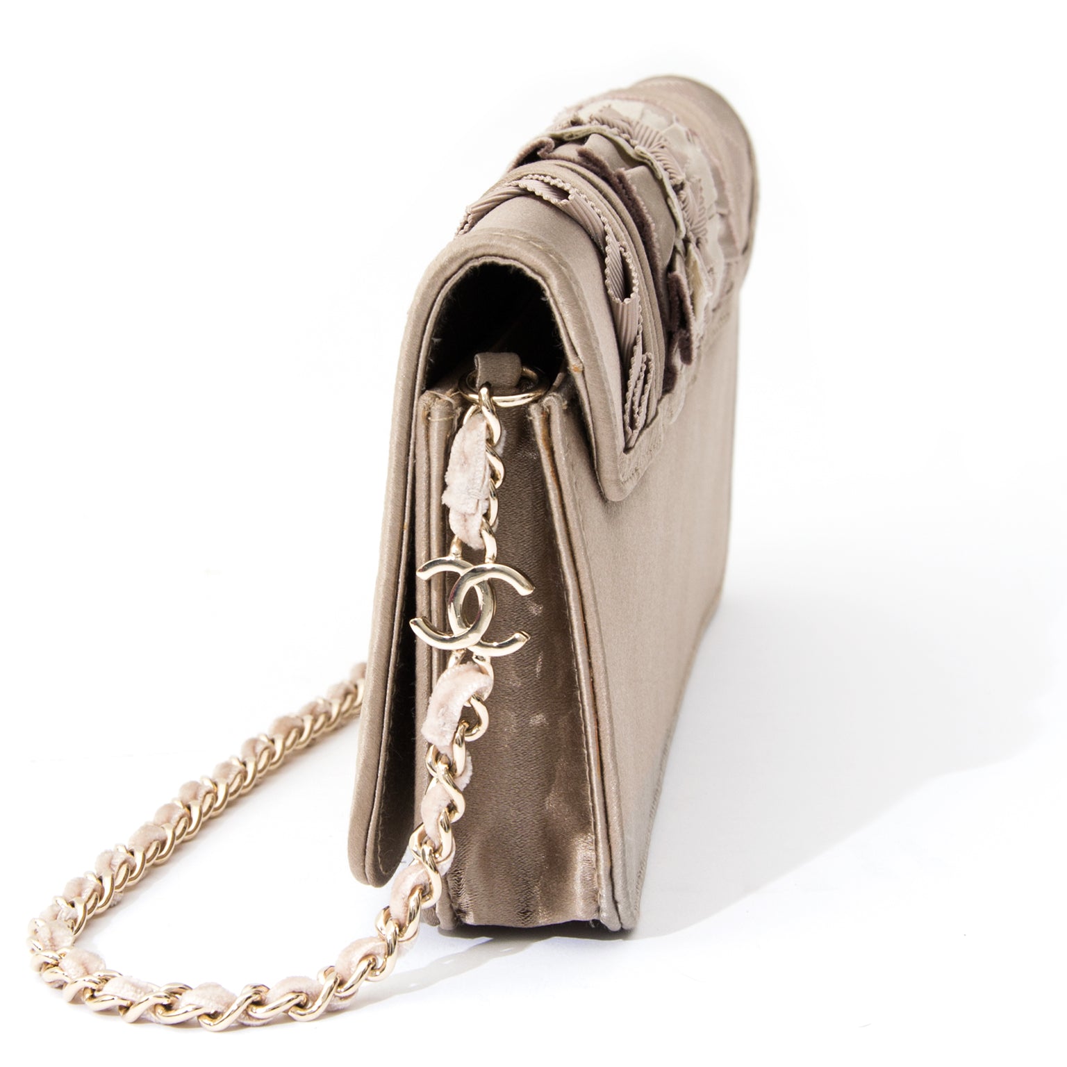 Chanel Silk Ruffle Clutch authentic second hand vintage designer fashion, bags and accessories by top luxury brands safely online. Labellov is een tweedehands webshop uit Antwerpen, België. Seconde main et occasion vintage boutique.