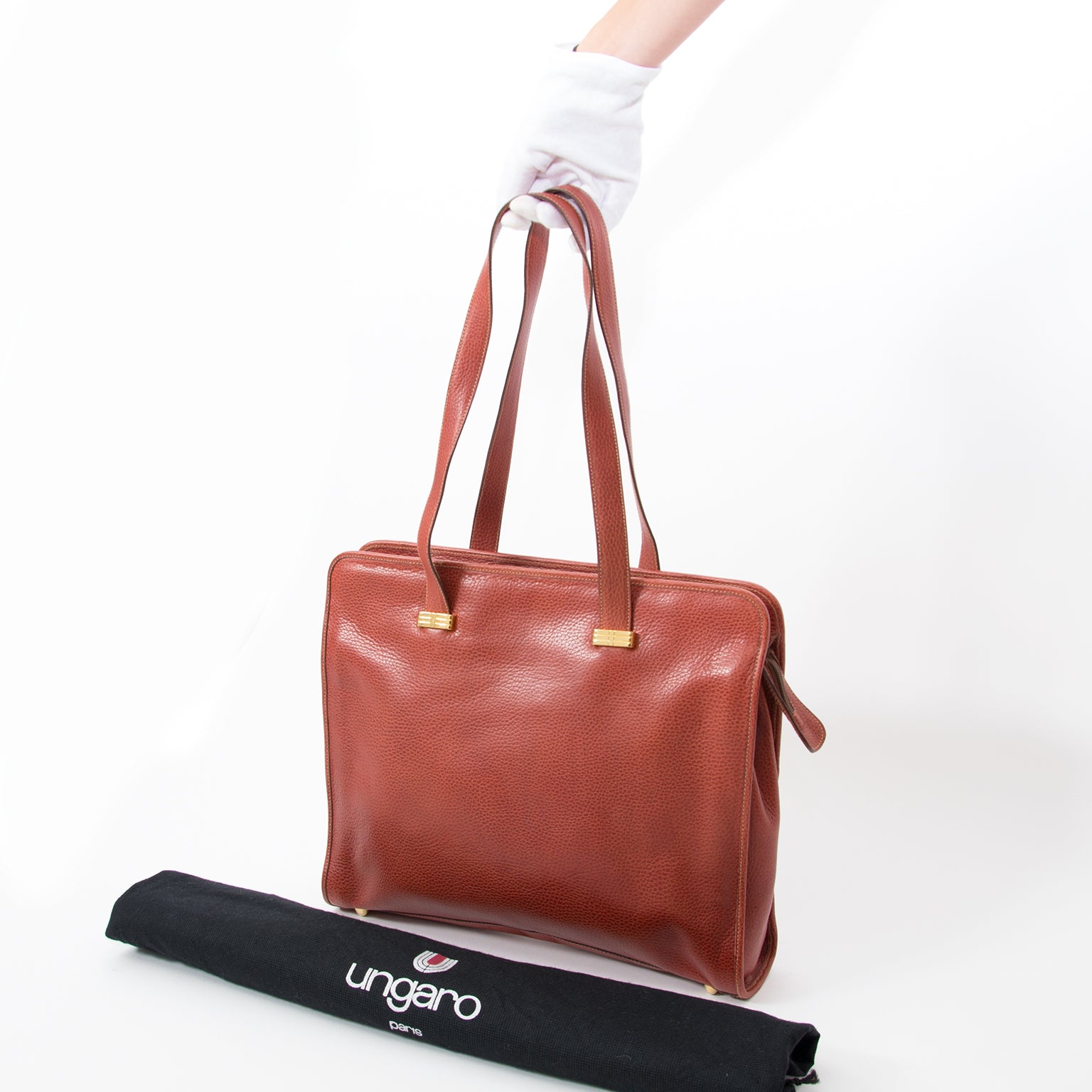 Vintage Emanuel Ungaro Clay Rosso Tote Porte Documents Laptop Bag. vintage handbag Buy authentic secondhand Fendi at the right price at LabelLOV vintage webshop. Safe and secure online shopping. Koop authentieke tweedehandsmerken tegen de juiste prijs.