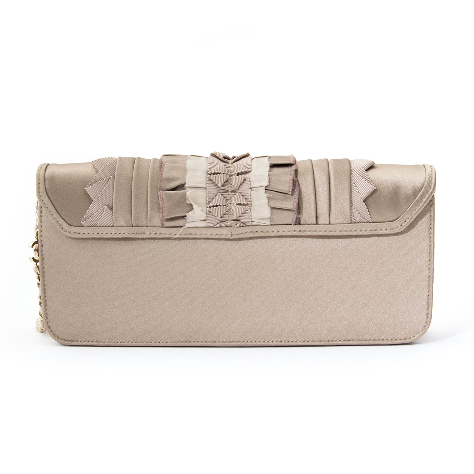 Chanel Silk Ruffle Clutch. Shop authentic second hand vintage designer fashion, bags and accessories by top luxury brands safely online. Labellov is een tweedehands webshop uit Antwerpen, België. Seconde main et occasion vintage boutique.