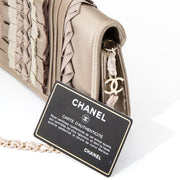 Chanel Silk Ruffle Clutch Labellov offers a wide selection of new and preloved luxury handbag. Visit the platform for a safe and secure shopping experience, Labellov biedt een ruime selectie aan tweedehands Chanel Belt