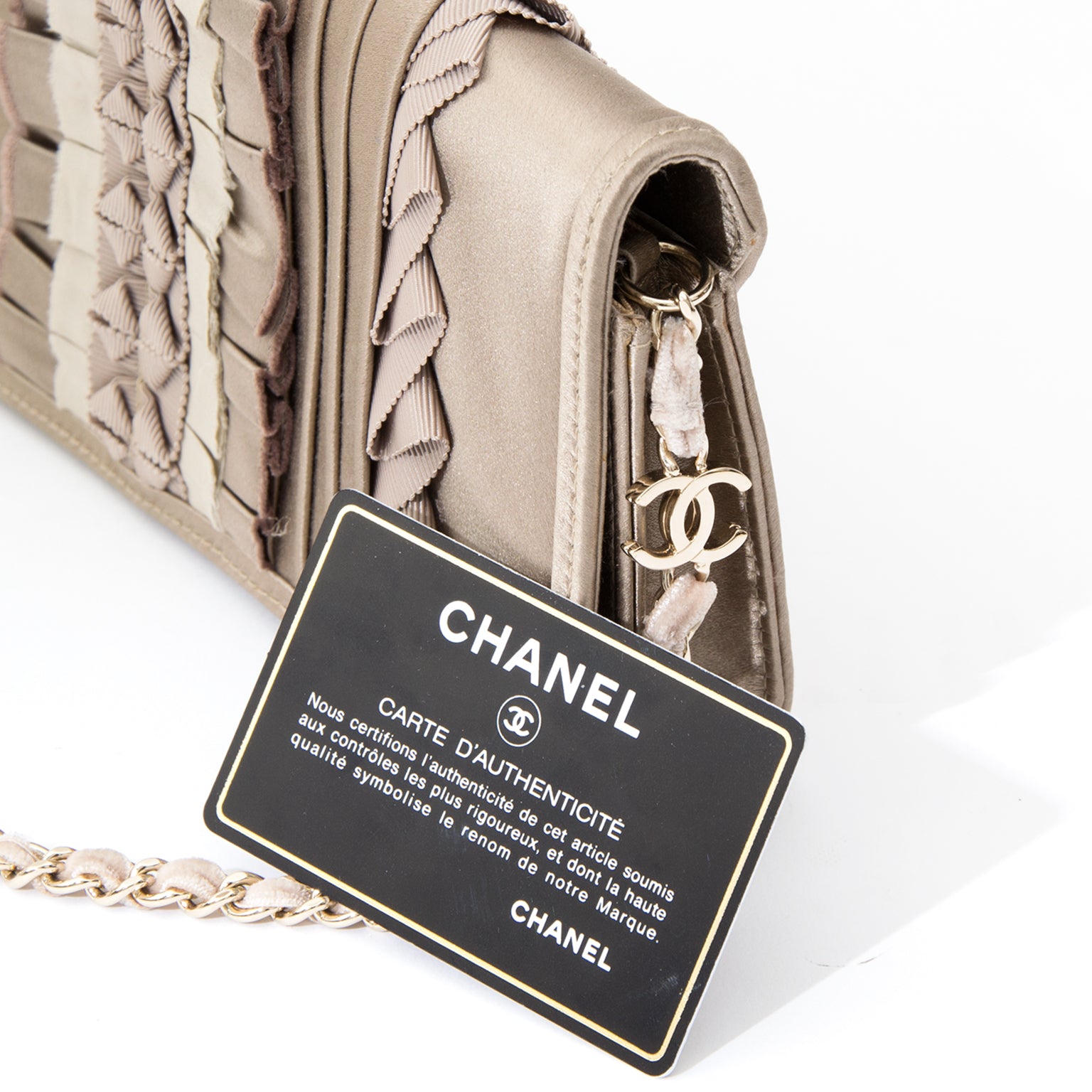 Chanel Silk Ruffle Clutch Labellov offers a wide selection of new and preloved luxury handbag. Visit the platform for a safe and secure shopping experience, Labellov biedt een ruime selectie aan tweedehands Chanel Belt