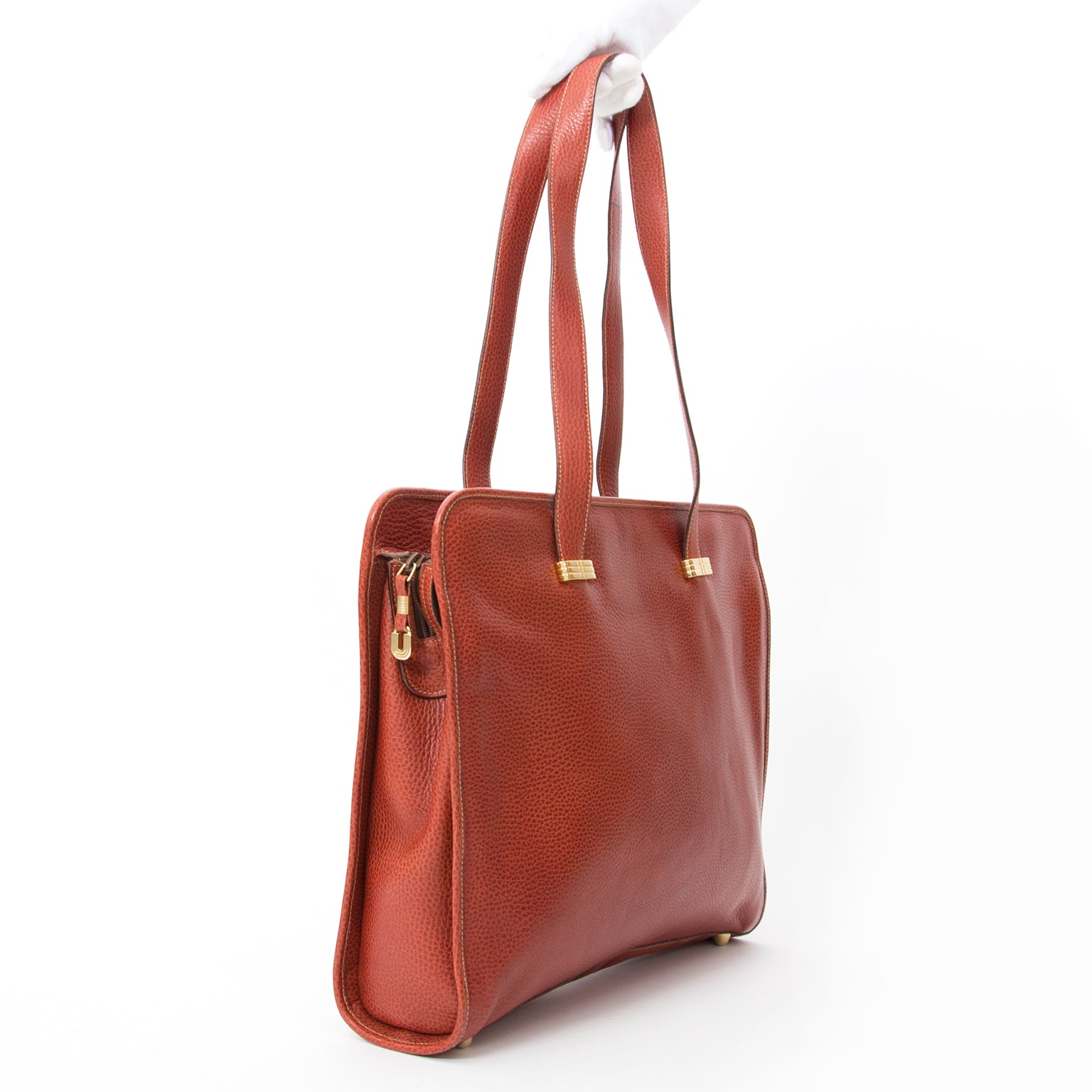 Buy authentic secondhand at the right price at LabelLOV vintage webshop. Safe and secure online shopping. Koop authentieke tweedehandsmerken tegen de juiste prijs op LabelLOV Vintage Emanuel Ungaro Clay Rosso Tote Porte Documents Laptop Bag
