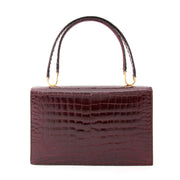 Delvaux Burgundy Croco Shoulder Bag Voor meer vintage tweedehands en nieuwe luxe tassen, bezoek Labellov. De online platform biedt een wijde selectie aan authentieke designer merken met de juiste prijs.