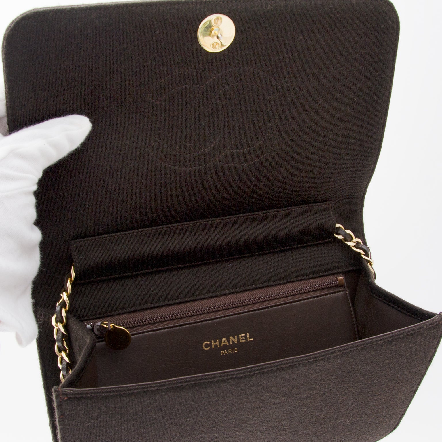 Vintage Chanel Brown Quilted Fabric Flap Bag. Labellov provides a platform to buy and sell preloved secondhand luxury designer goods. Labellov biedt een platform voor het kopen en verkopen van authentieke tweedehands luxe tassen.