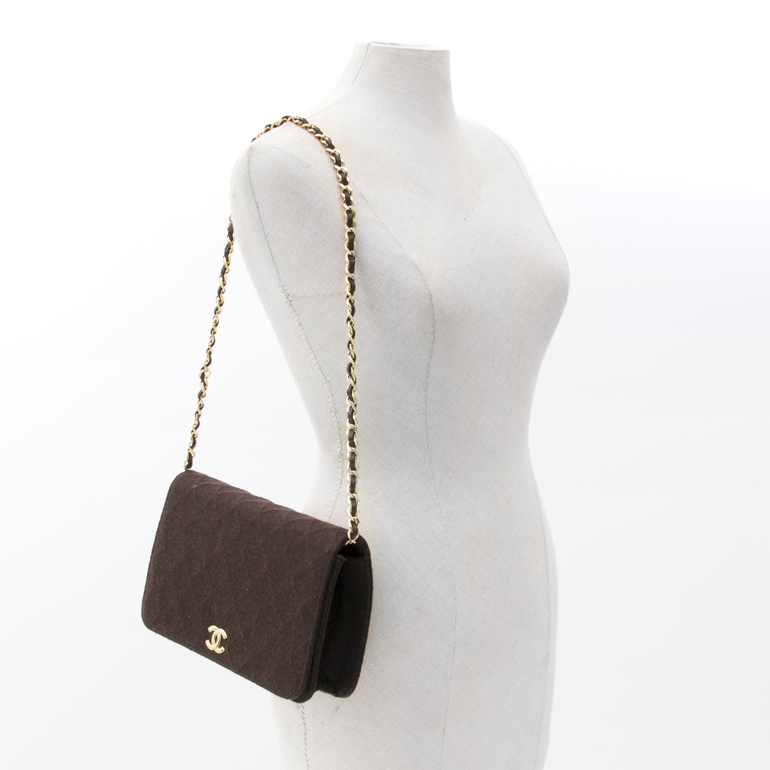 Chanel Brown Quilted Fabric Flap Bag Labellov biedt een platform voor het kopen en verkopen van authentieke tweedehands luxe tassen.