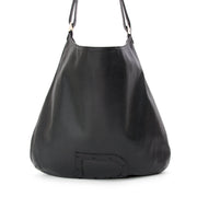 When women need to carry more then just their lipstick with them. This Delvaux basic offers you a lot of space. With a 'D' detail in the front. The inside includes a zipper pocket and crown printed lining. Comes in the original dust bag and certificate.