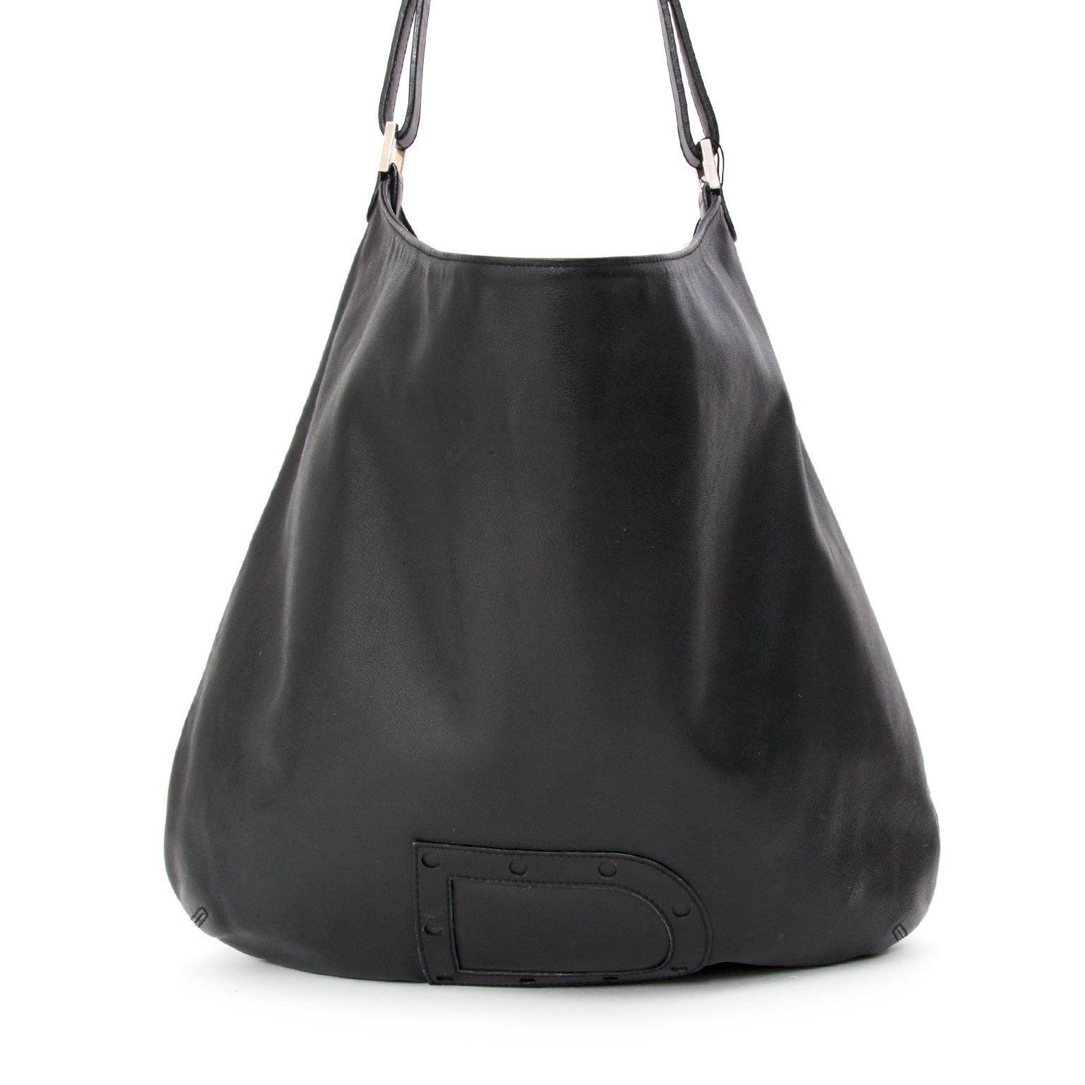 When women need to carry more then just their lipstick with them. This Delvaux basic offers you a lot of space. With a 'D' detail in the front. The inside includes a zipper pocket and crown printed lining. Comes in the original dust bag and certificate.