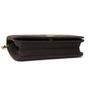 Chanel Brown Quilted Fabric Flap Bag Labellov provides a platform to buy and sell preloved secondhand luxury designer goods. Labellov biedt een platform voor het kopen en verkopen van authentieke tweedehands luxe tassen.