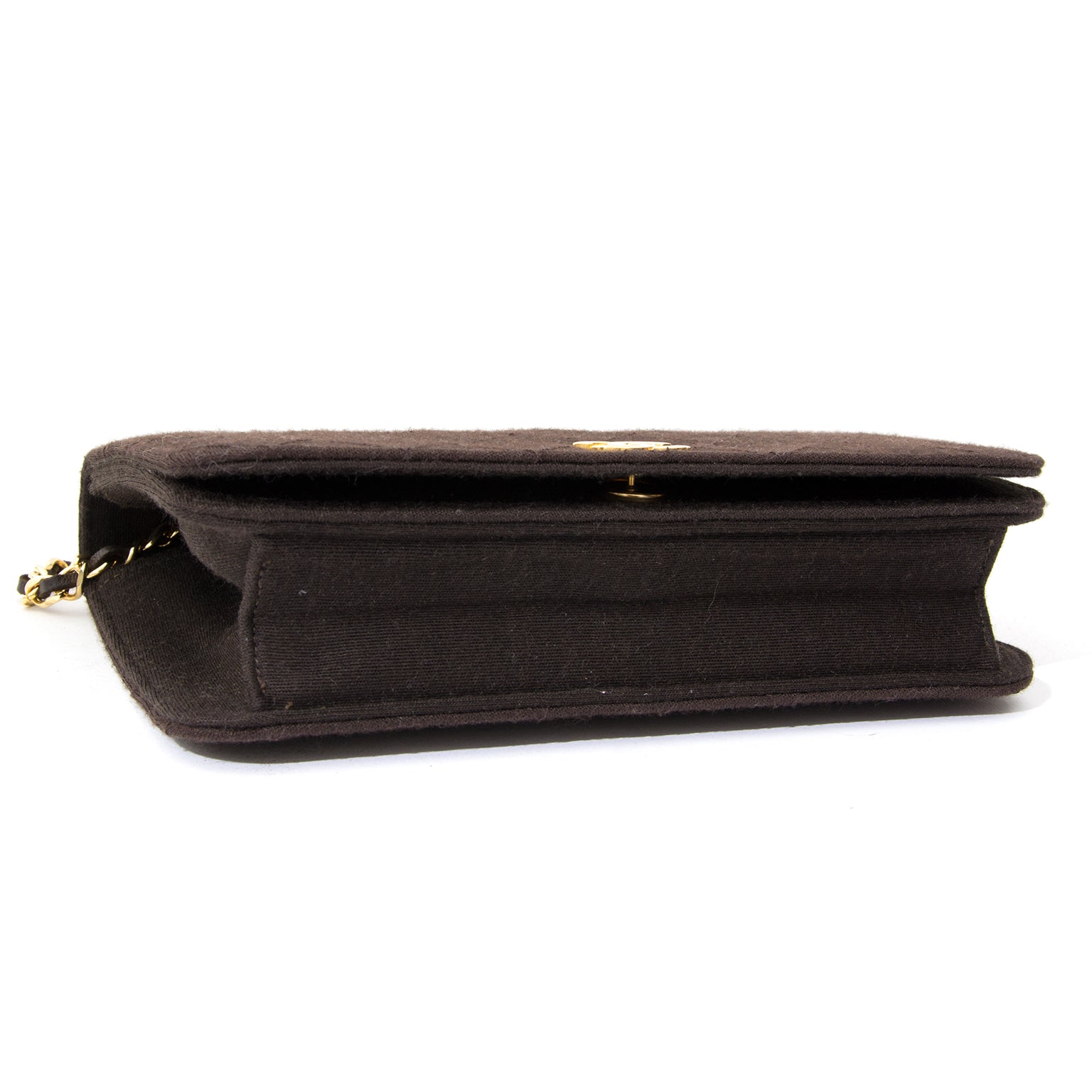 Chanel Brown Quilted Fabric Flap Bag Labellov provides a platform to buy and sell preloved secondhand luxury designer goods. Labellov biedt een platform voor het kopen en verkopen van authentieke tweedehands luxe tassen.