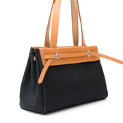 Hèrmes Black Herbag ZIp with Beige Canvas, Voor designer merken zoals Louis Vuitton, Hermes, Chanel, Delvaux en anderen bezoek de online platform Labellov. De website biedt een veilige en betrouwbare platform voor het kopen en verkopen van nieuwe en tweed