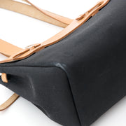 Hèrmes Black Herbag ZIp with Beige Canvas, Voor meer vintage tweedehands en nieuwe luxe tassen, bezoek Labellov. De online platform biedt een wijde selectie aan designer merken met de juiste prijs.