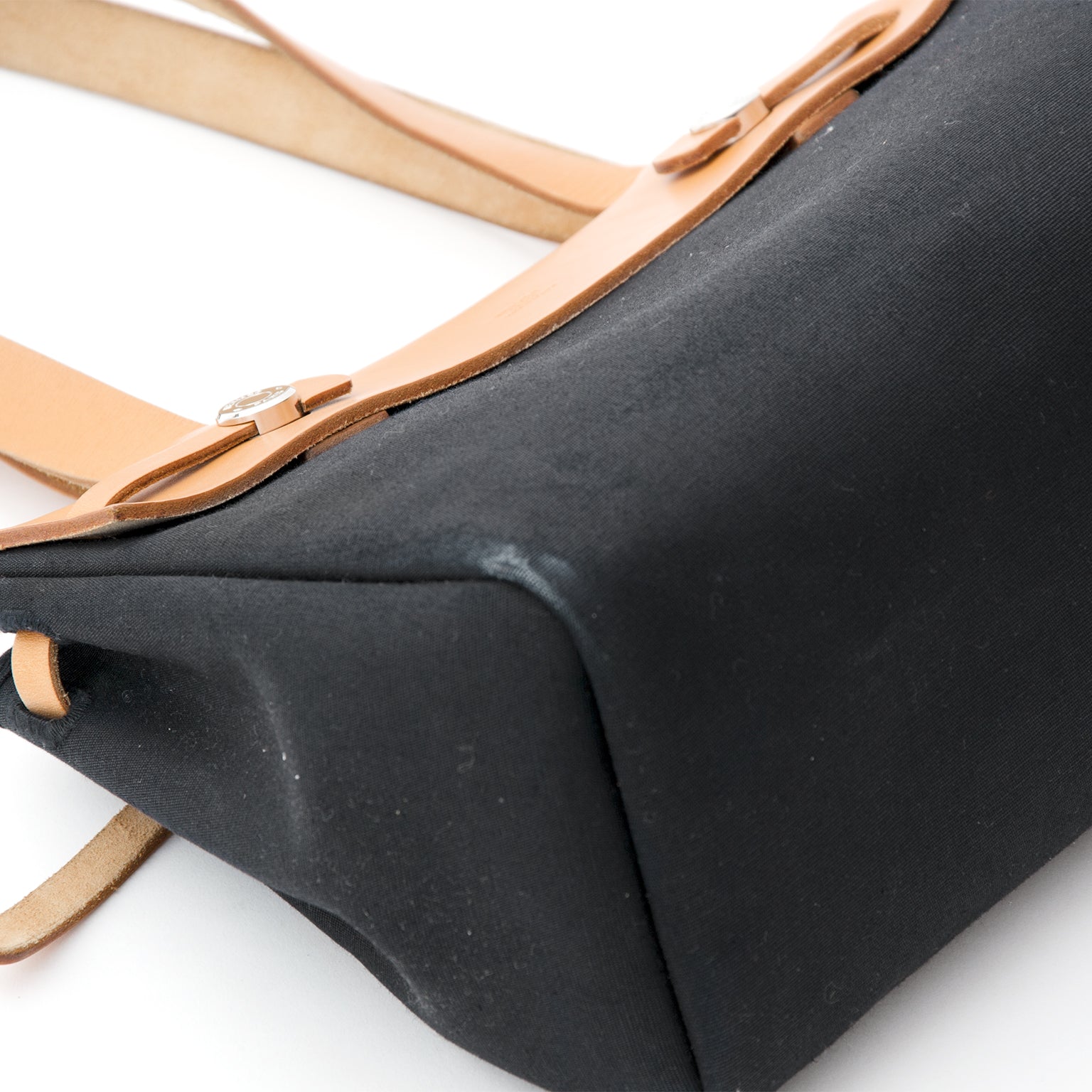 Hèrmes Black Herbag ZIp with Beige Canvas, Voor meer vintage tweedehands en nieuwe luxe tassen, bezoek Labellov. De online platform biedt een wijde selectie aan designer merken met de juiste prijs.