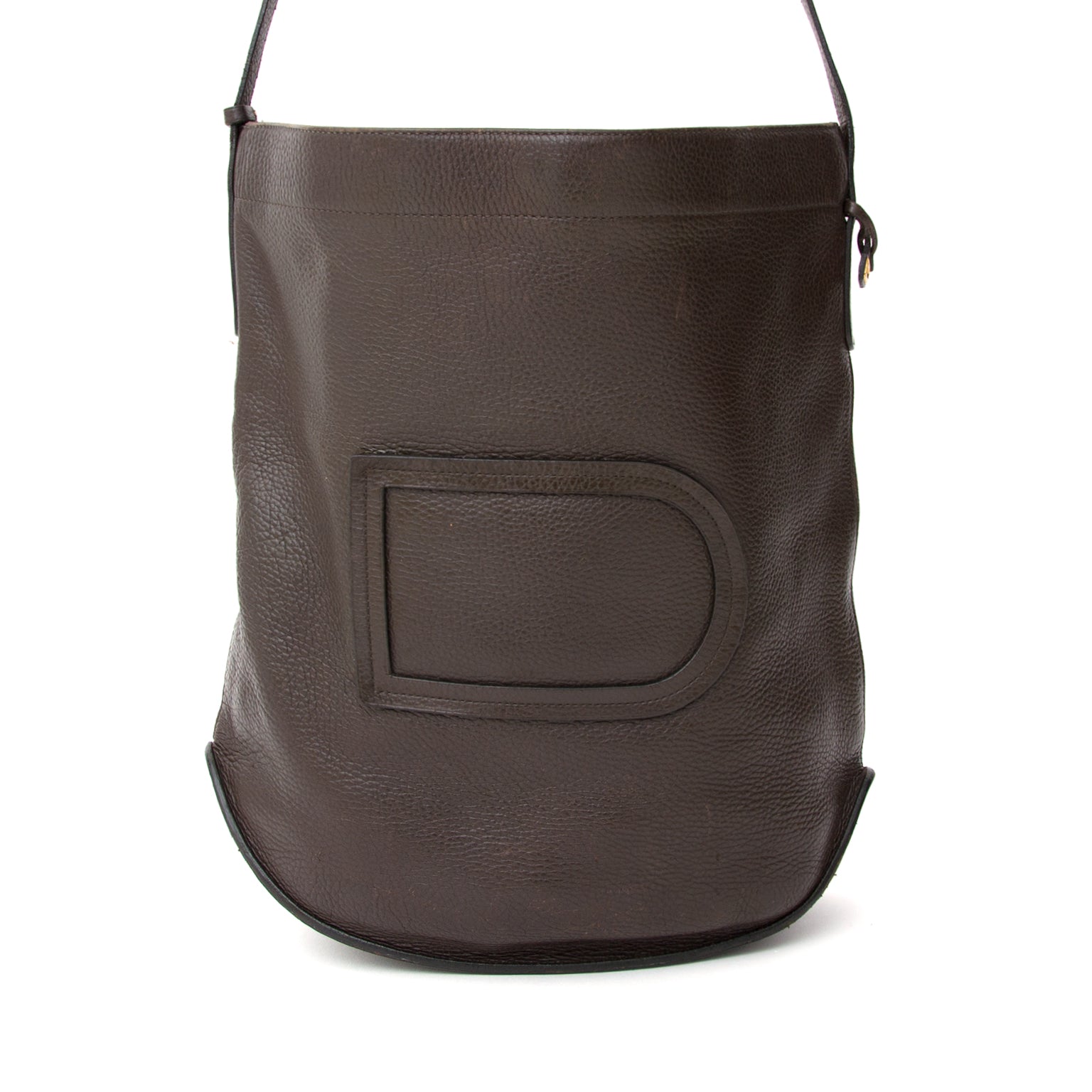 One of Delvaux' classic shoulder bags since the 70s when it was designed. This preowned Le Pin hobo bag is made from grained calfskin with signature 'D' logo on the front.