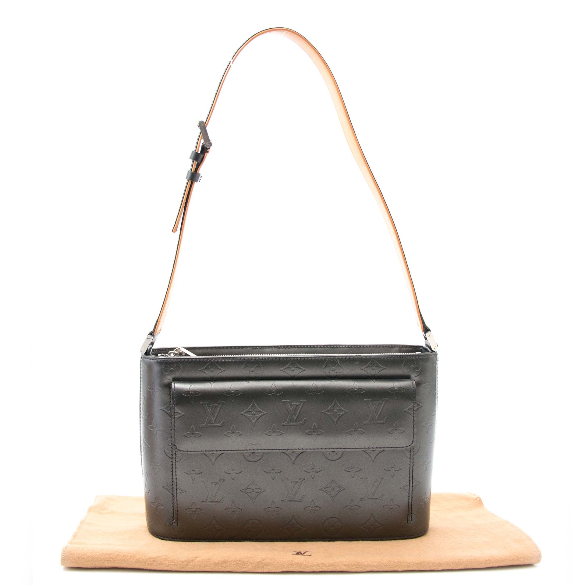 Achetez le Louis Vuitton Metalgun Monogram Mat Alston Bag online or in store at Labellov in Antwerp Belgium, designer items at the best prices, lots of bags and items.