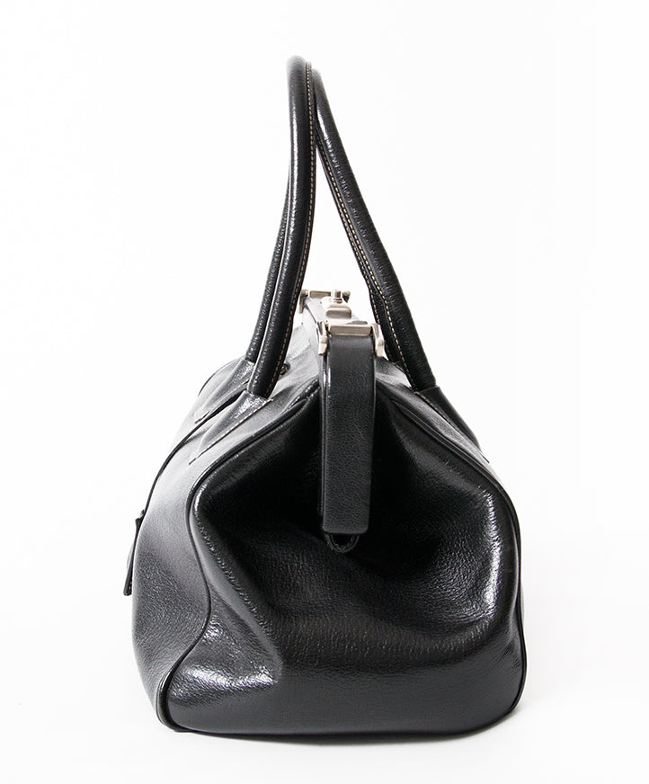 Prada Doctors Bag Black Shop authentic second hand vintage designer fashion, bags, accessories by top luxury brands. Buy online or in the Labellov Boutique Antwerp, Belgium. Labellov is een tweedehands winkel in Antwerpen, België. Seconde main et occasi