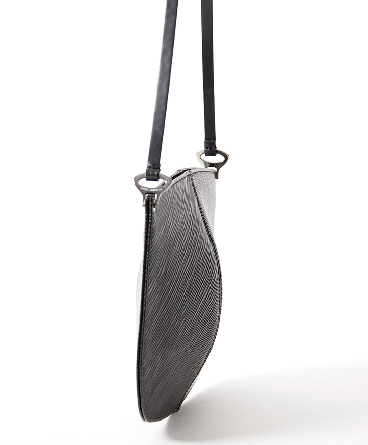 Louis Vuitton Black Epi 'Demi Lune' Pochette tweedehands authentiek veilig online shoppen winkelen mode stijl LabelLOV Antwerpen België designer ontwerper luxe luxemerken