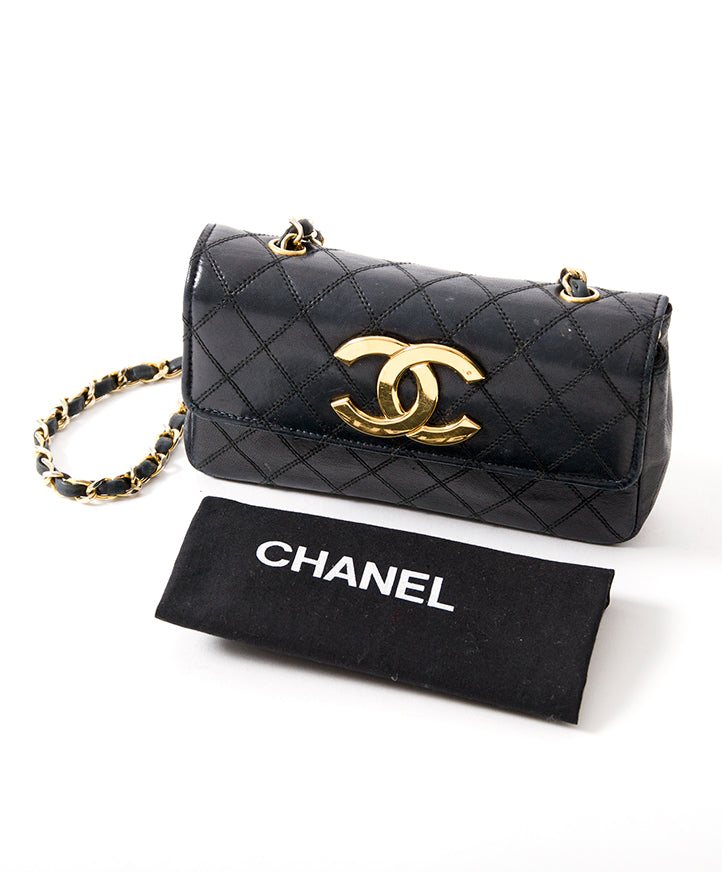 Chanel Vintage Small Quilted Black Flap Bag seconde main authentique shopping en ligne webshop en vogue mode style LabelLOV Anvers Belgique marques luxe designer