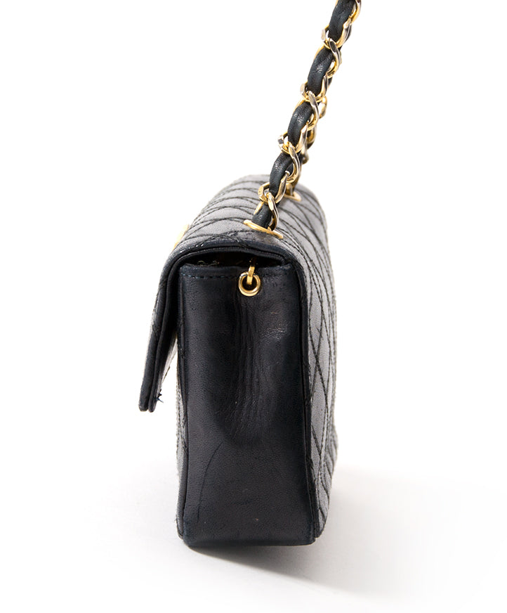 Chanel Vintage Small Quilted Black Flap Bag tweedehands authentiek veilig online shoppen winkelen mode stijl LabelLOV Antwerpen België designer ontwerper luxe luxemerken
