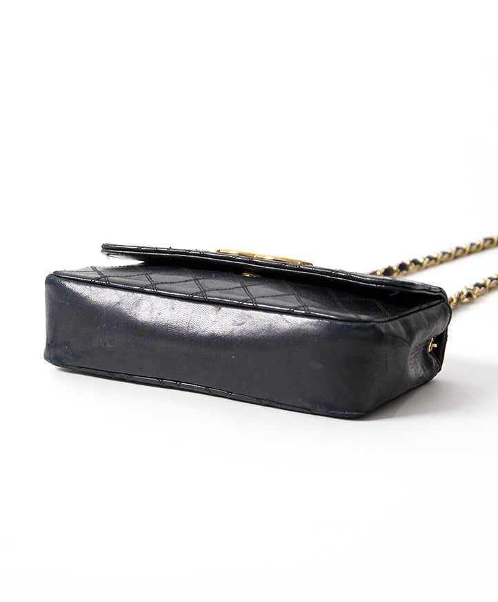 Chanel Vintage Small Quilted Black Flap Bag seconde main authentique shopping en ligne webshop en vogue mode style LabelLOV Anvers Belgique marques luxe designer
