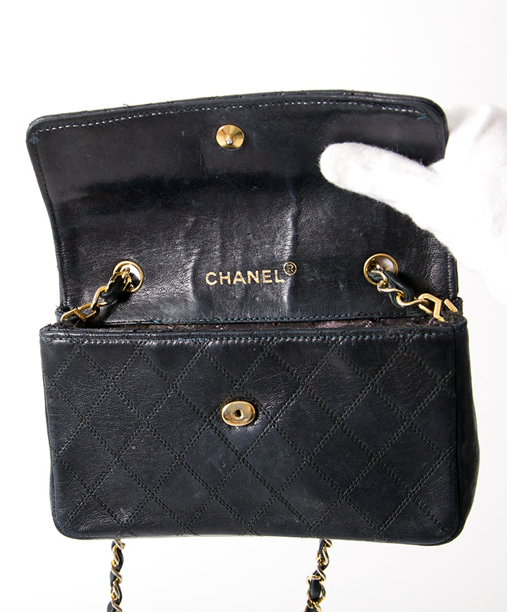 Chanel Vintage Small Quilted Black Flap Bag tweedehands authentiek veilig online shoppen winkelen mode stijl LabelLOV Antwerpen België designer ontwerper luxe luxemerken