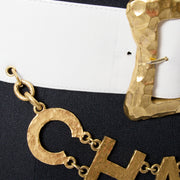 Ceinture blanc Chanel lettres or seconde main occasion authentique prix correct labellov webshop en ligne online mode vintage marques de luxe Anvers shopping Belgique