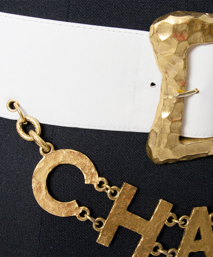 Ceinture blanc Chanel lettres or seconde main occasion authentique prix correct labellov webshop en ligne online mode vintage marques de luxe Anvers shopping Belgique